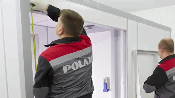 Установка стеклянного фронта в холодильную камеру Polair