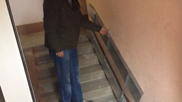 Откидной пандус в подъезде вид снизу